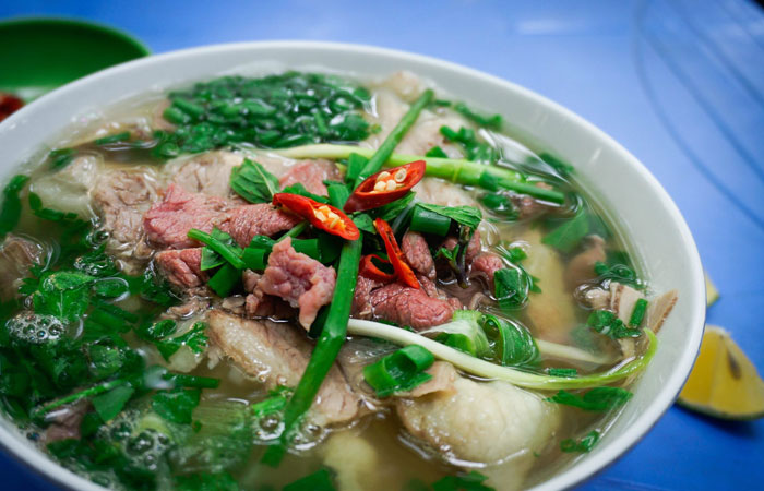 5 best places for street food in Hanoi Ly Quoc Su